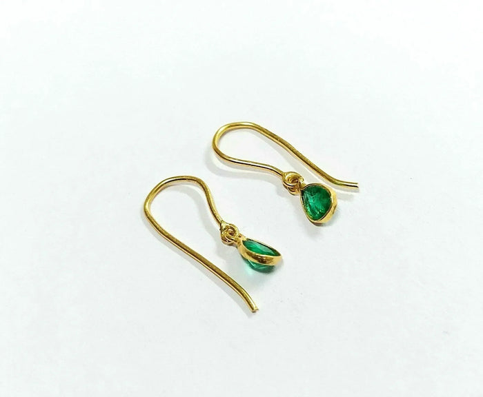 Gold drop earrings with pear-shaped emerald gemstones, elegant fine jewelry