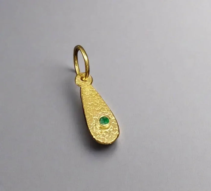 18k Gold Zambian Emerald Pendant Hammered easy to use - K Jewelry Accessories