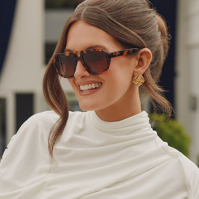 lifestyle - caitlin covington outdoors wearing diff eyewear featuring the collins navigator sunglasses with a spotted tortoise acetate frame and brown gradient polarized lenses