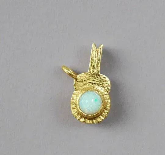 Gold pendant with opal gemstone, elegant jewelry accessory