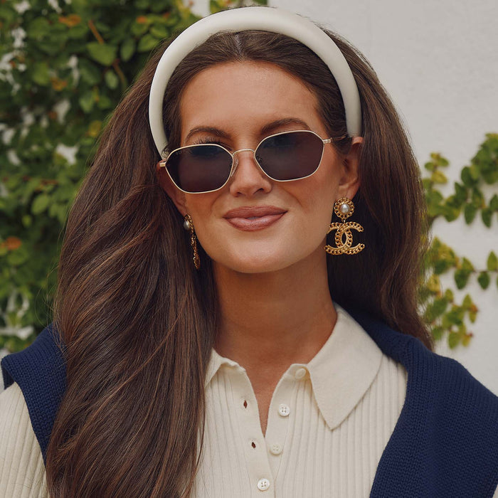 lifestyle - caitlin covington tennis resort wearing diff eyewear featuring the kennedy square sunglasses with a brushed gold metal frame and g15 lenses