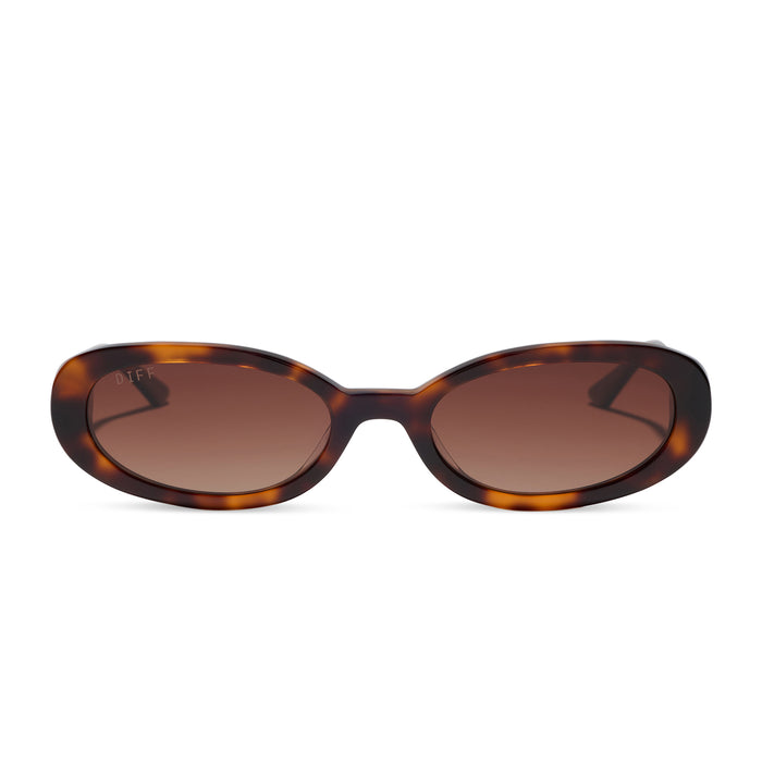 caitlin covington x diff eyewear featuring the nancy round sunglasses with a spotted tortoise frame and brown gradient polarized lenses front view